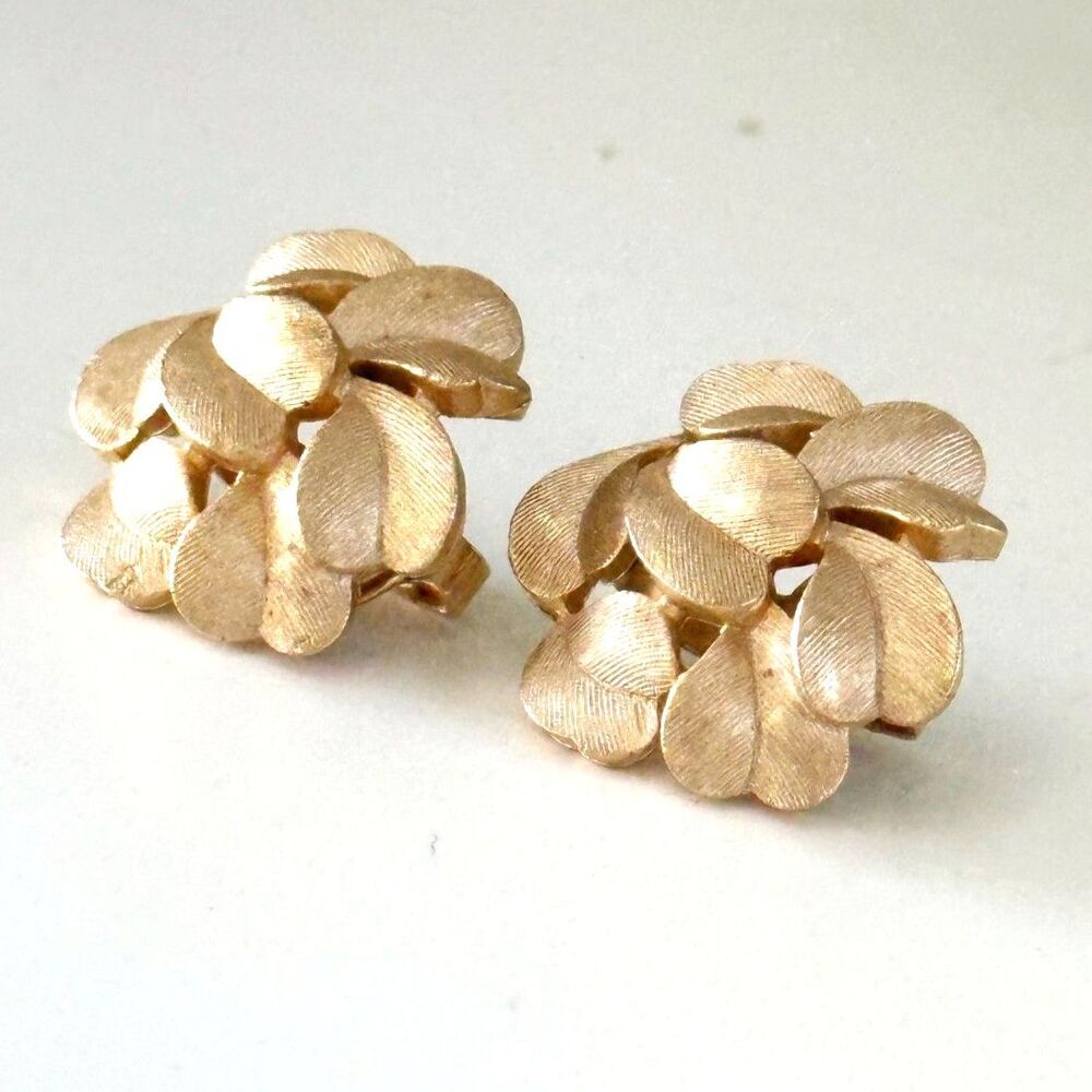 Vintage Crown Trifari Clip-On Earrings – Gold Tone Heart-Shaped Leaf Design